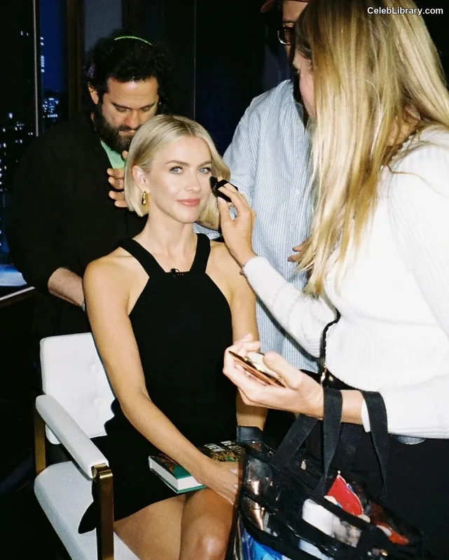 Julianne Hough photo 5 of 697