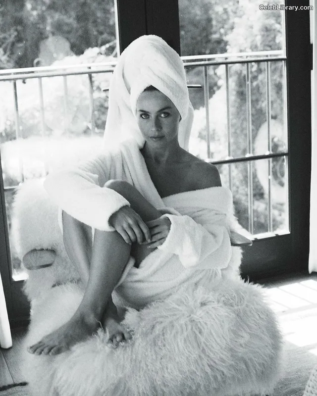 Julianne Hough photo 5 of 697