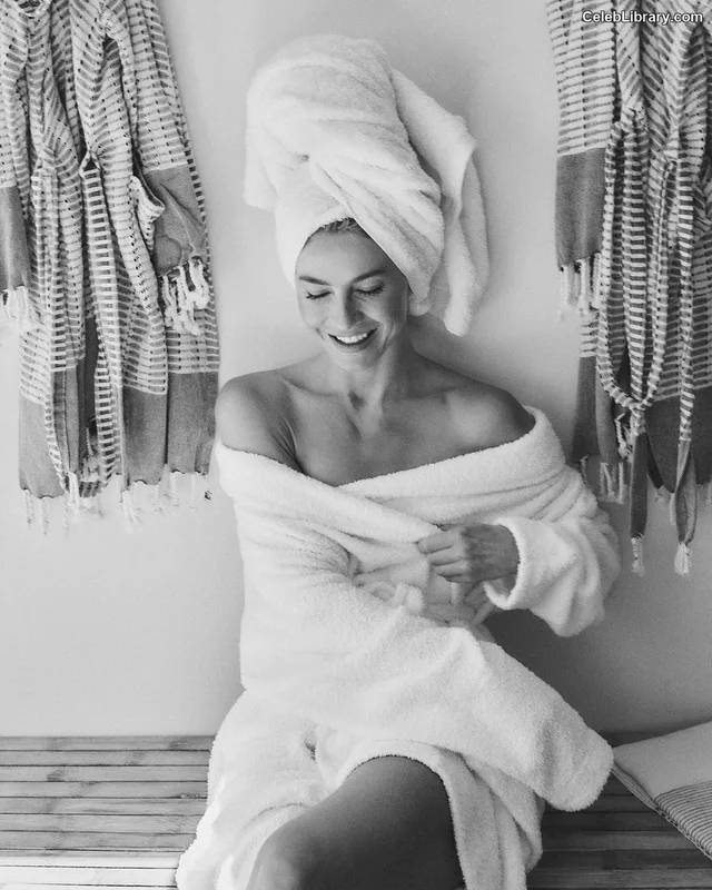 Julianne Hough photo 6 of 697
