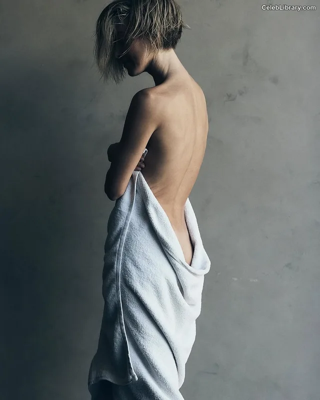 Julianne Hough photo 18 of 697