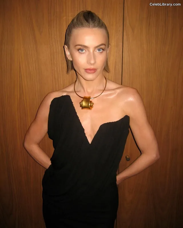 Julianne Hough photo 1 of 697
