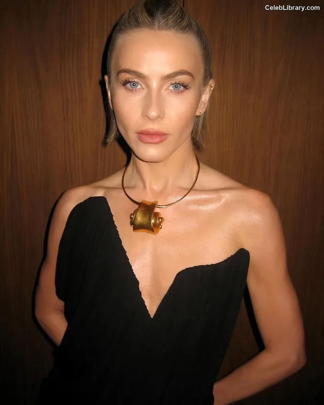 Julianne Hough photo 2 of 697