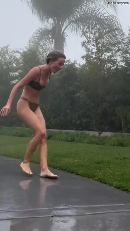 Julianne Hough photo 9 of 697