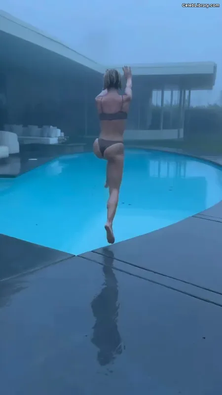 Julianne Hough photo 1 of 697