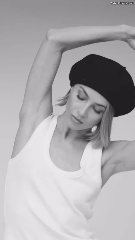 Julianne Hough photo 5 of 697