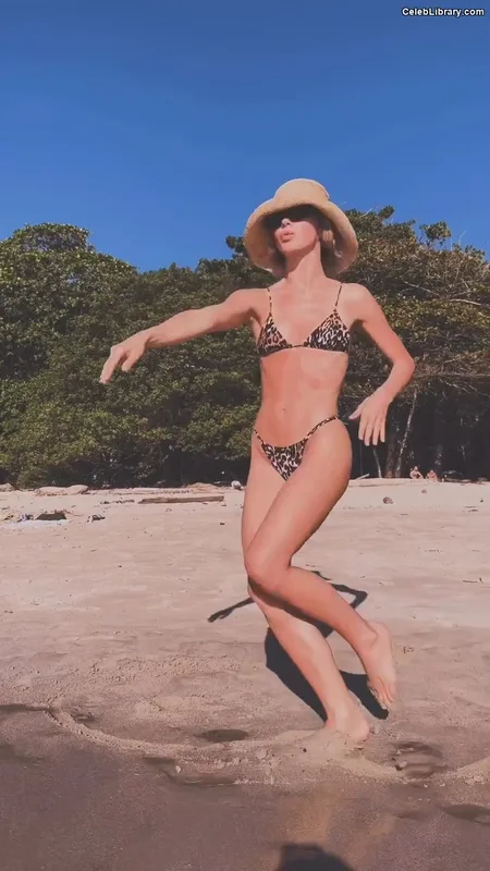 Julianne Hough photo 11 of 697