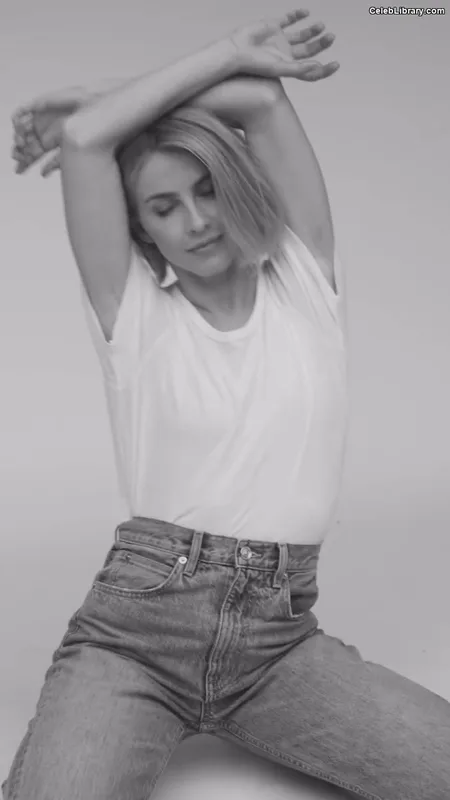 Julianne Hough photo 13 of 697