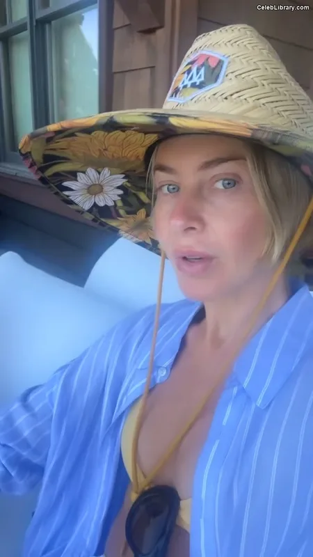 Julianne Hough photo 14 of 697
