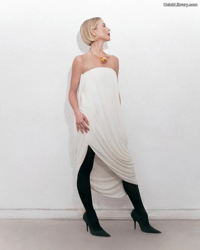 Julianne Hough photo 18 of 697