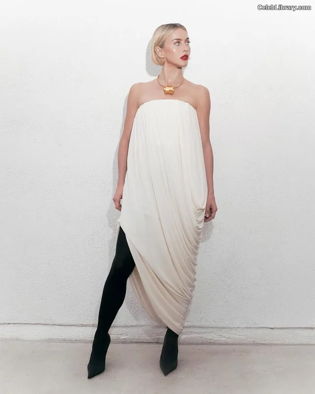 Julianne Hough photo 20 of 697