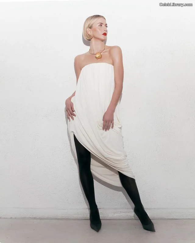 Julianne Hough photo 22 of 697