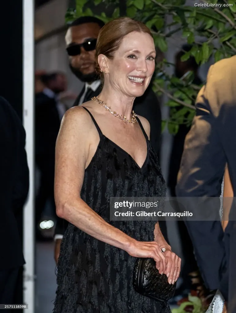 Julianne Moore photo 7 of 136