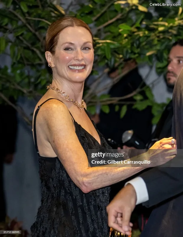Julianne Moore photo 18 of 135