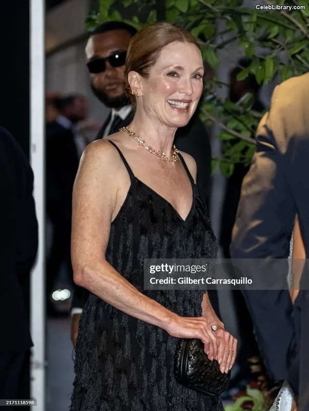 Julianne Moore photo 19 of 135