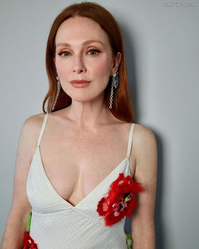 Julianne Moore photo 1 of 135