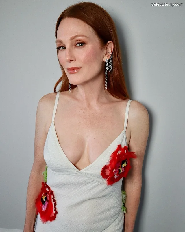 Julianne Moore photo 2 of 135