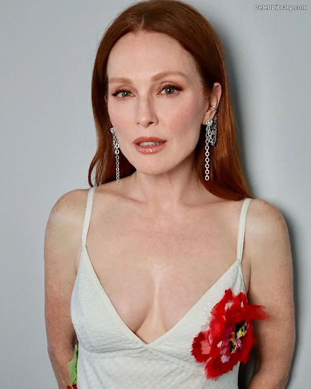 Julianne Moore photo 3 of 135