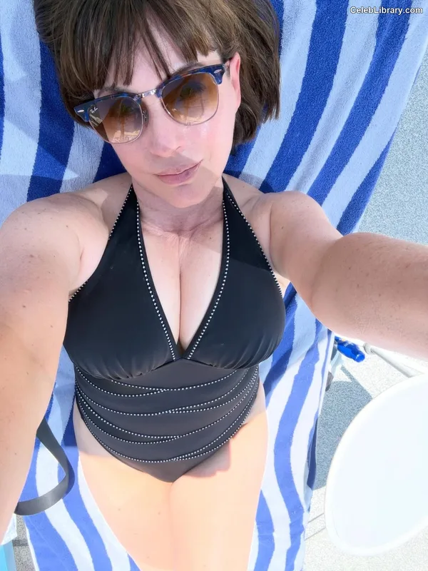 Julie Ann Emery photo 6 of 17
