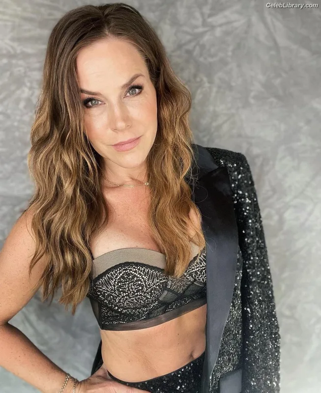 Julie Benz photo 9 of 44