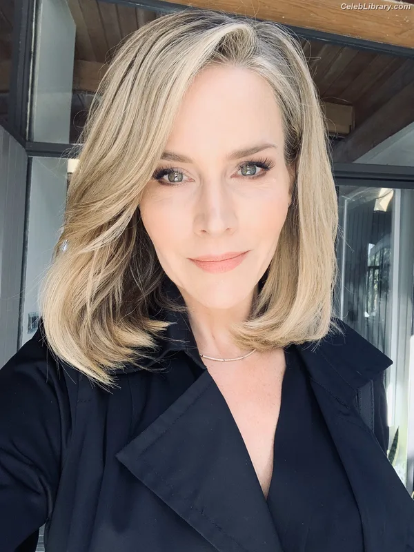 Julie Benz photo 13 of 44