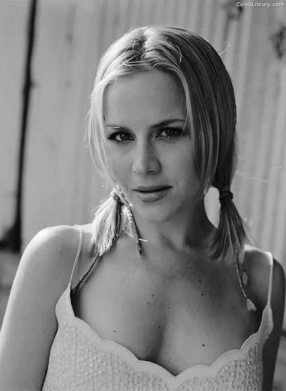 Julie Benz photo 11 of 44