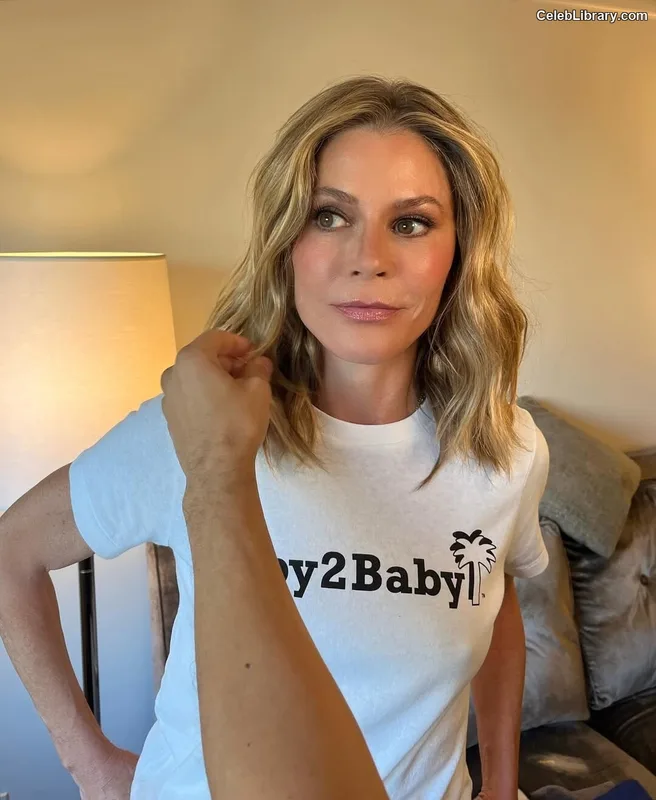 Julie Bowen photo 9 of 35