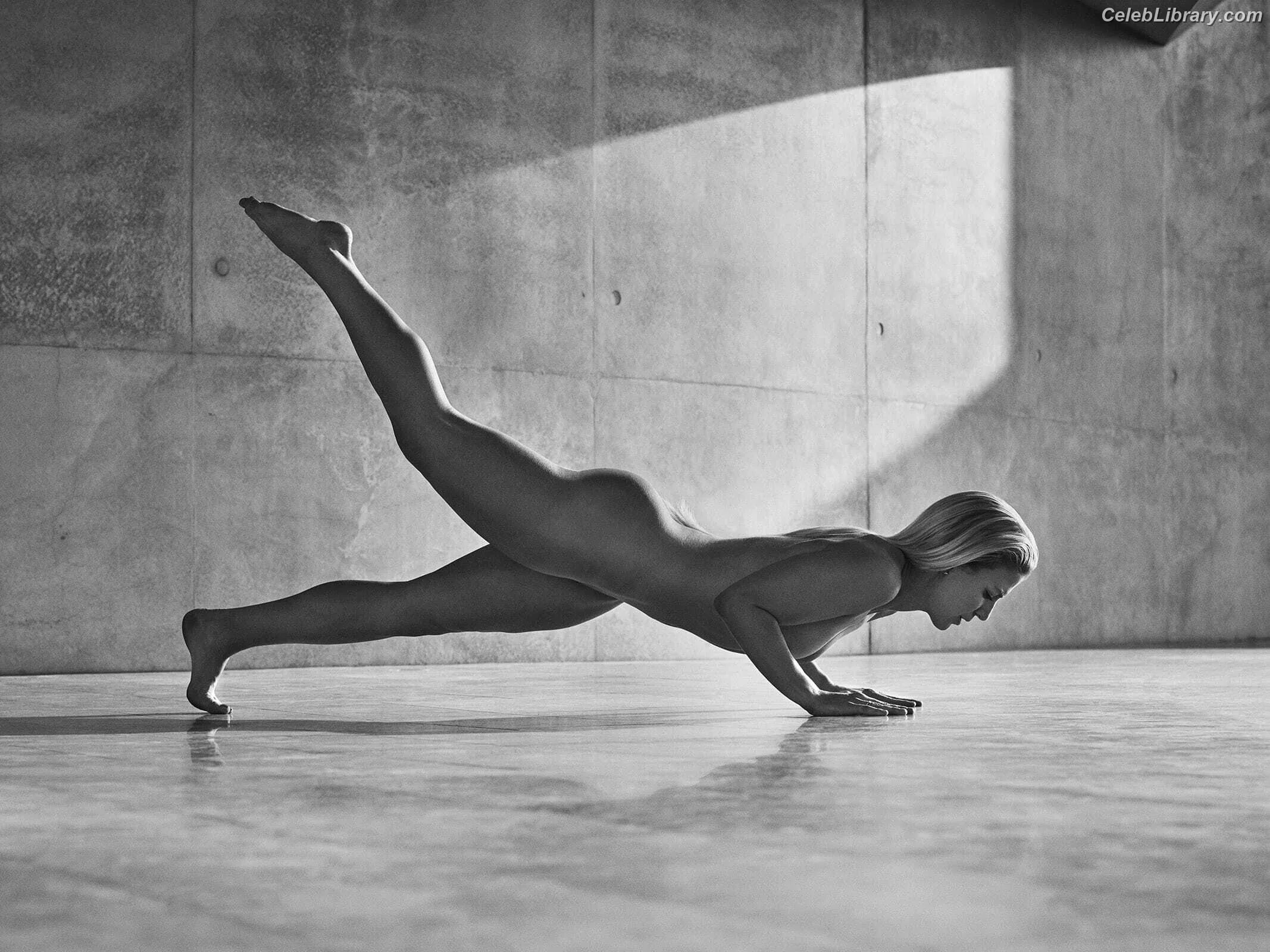 Julie Ertz photo 4 of 8