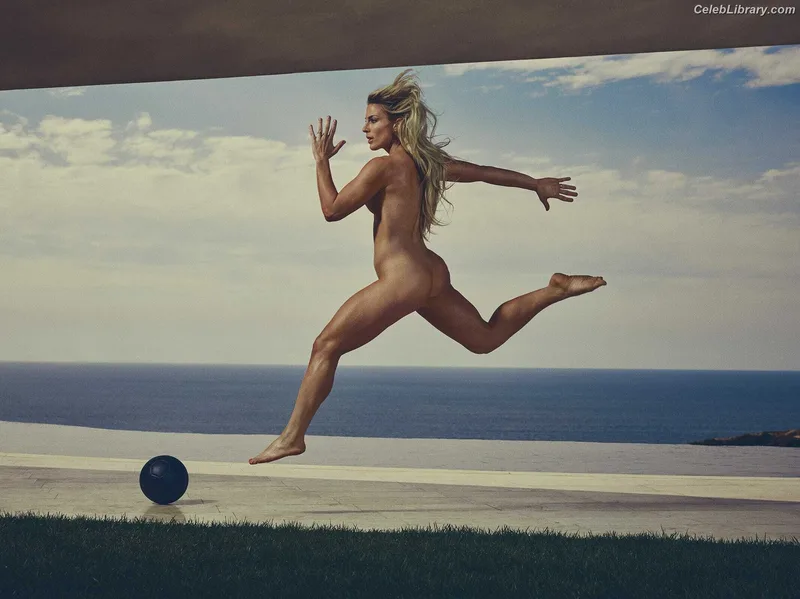 Julie Ertz photo 3 of 9
