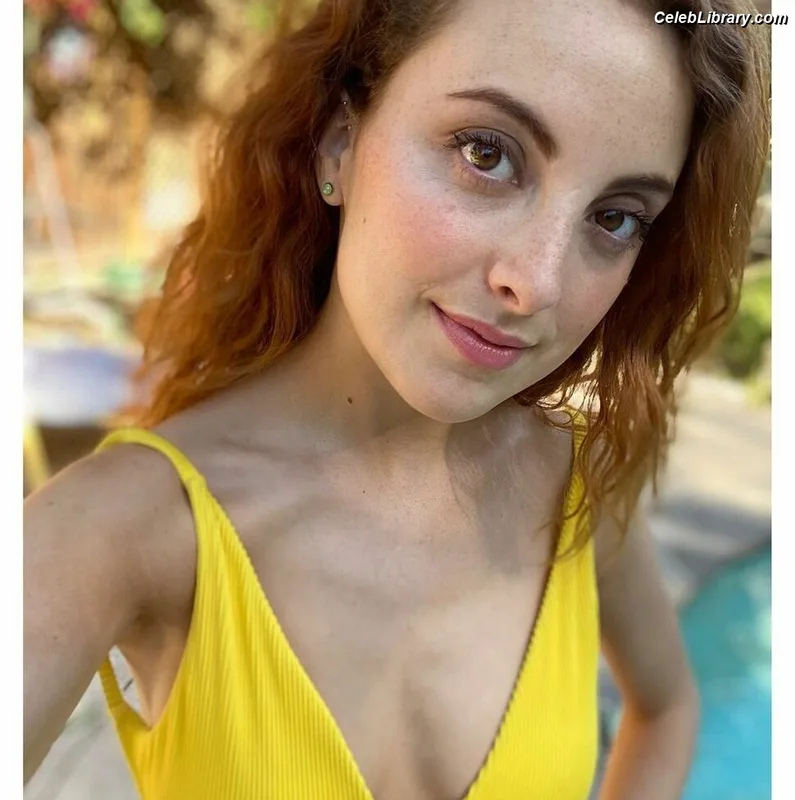 Juliette Goglia photo 10 of 33