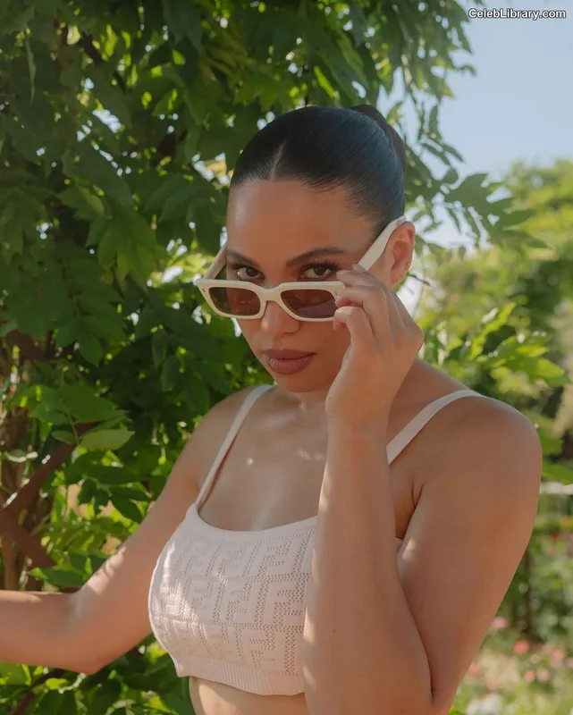 Jurnee Smollett photo 1 of 1220
