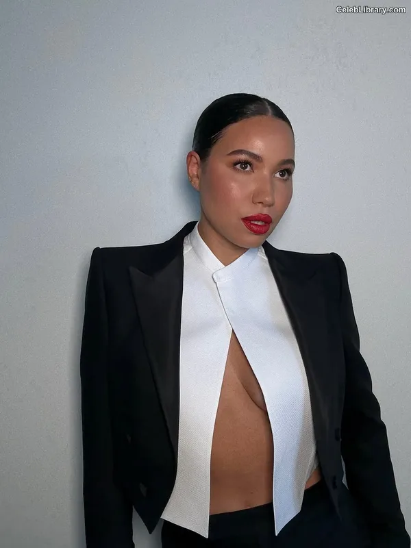 Jurnee Smollett photo 1 of 1220