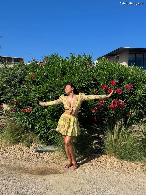 Jurnee Smollett photo 1 of 1220