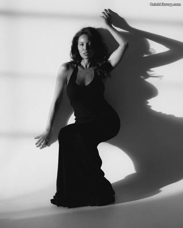 Jurnee Smollett photo 1 of 1220