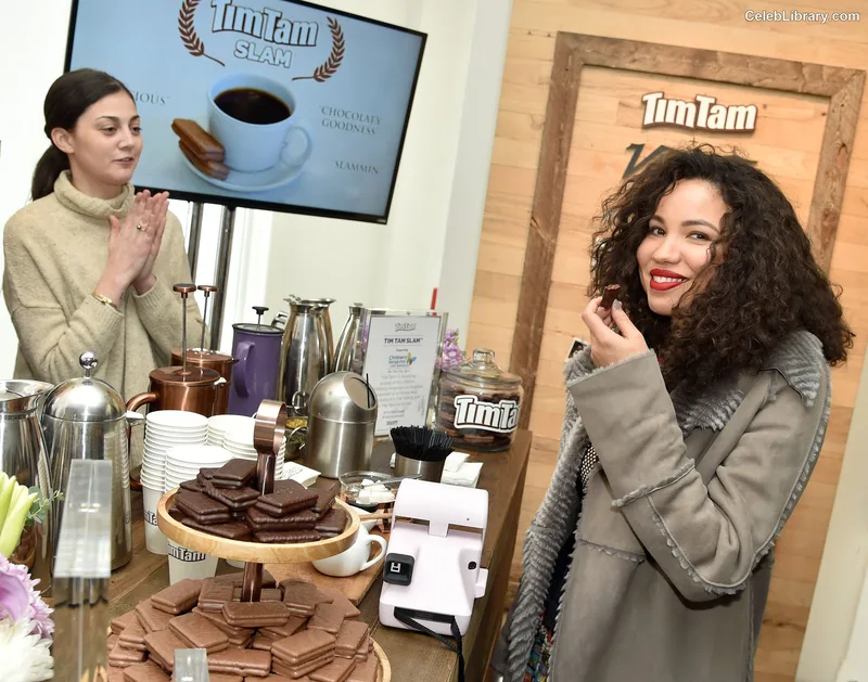 Jurnee Smollett photo 1 of 1220