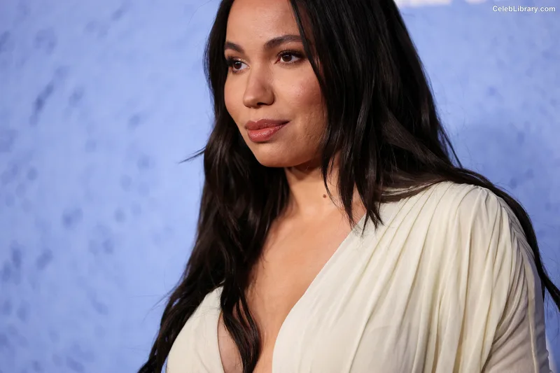 Jurnee Smollett photo 1 of 1220