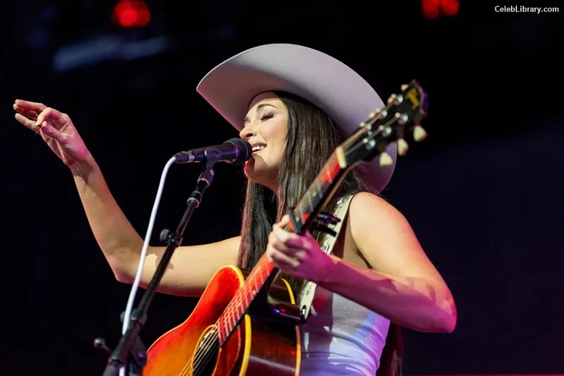 Kacey Musgraves photo 10 of 537