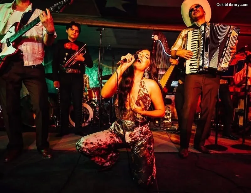 Kacey Musgraves photo 9 of 537
