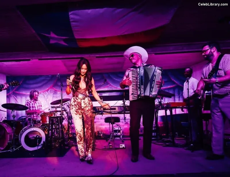 Kacey Musgraves photo 14 of 537
