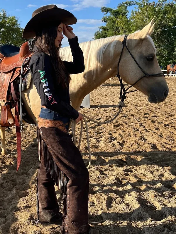 Kacey Musgraves photo 1 of 537