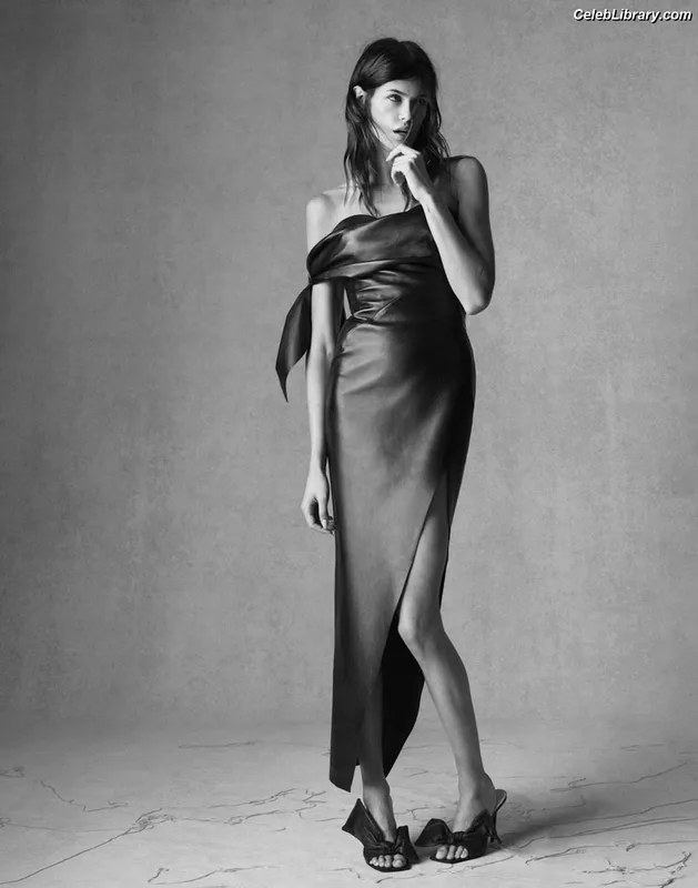 Kaia Gerber photo 11 of 464
