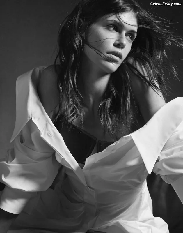 Kaia Gerber photo 11 of 464