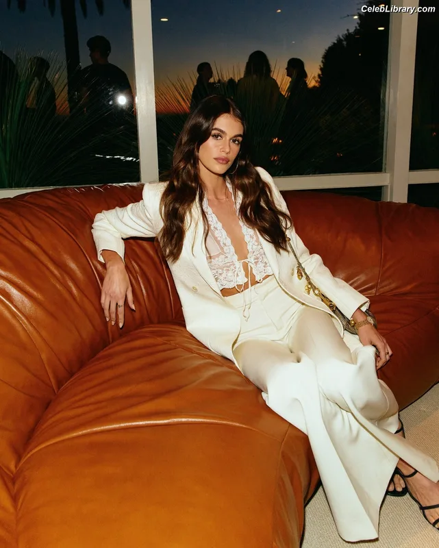 Kaia Gerber photo 3 of 464