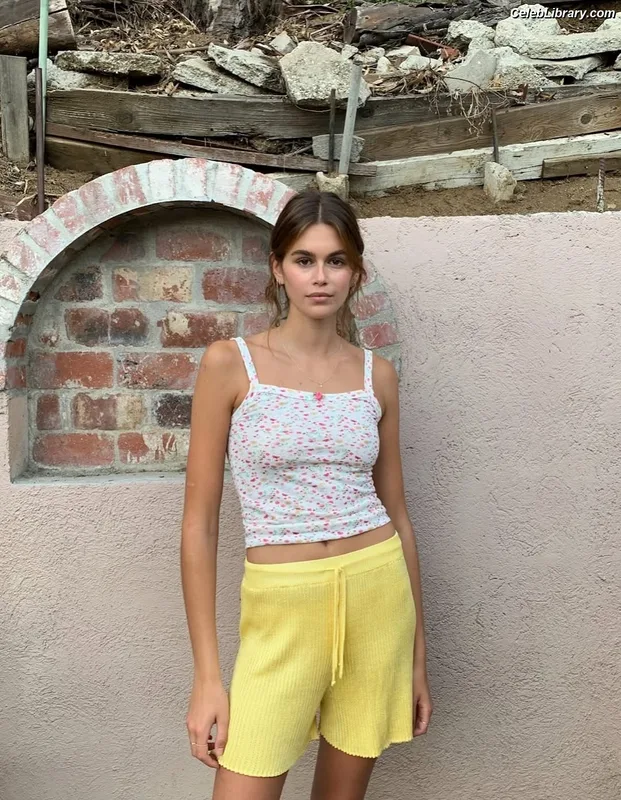 Kaia Gerber photo 23 of 464
