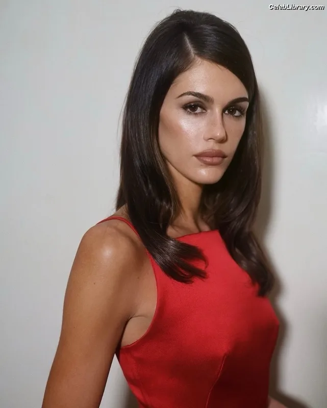 Kaia Gerber photo 18 of 464