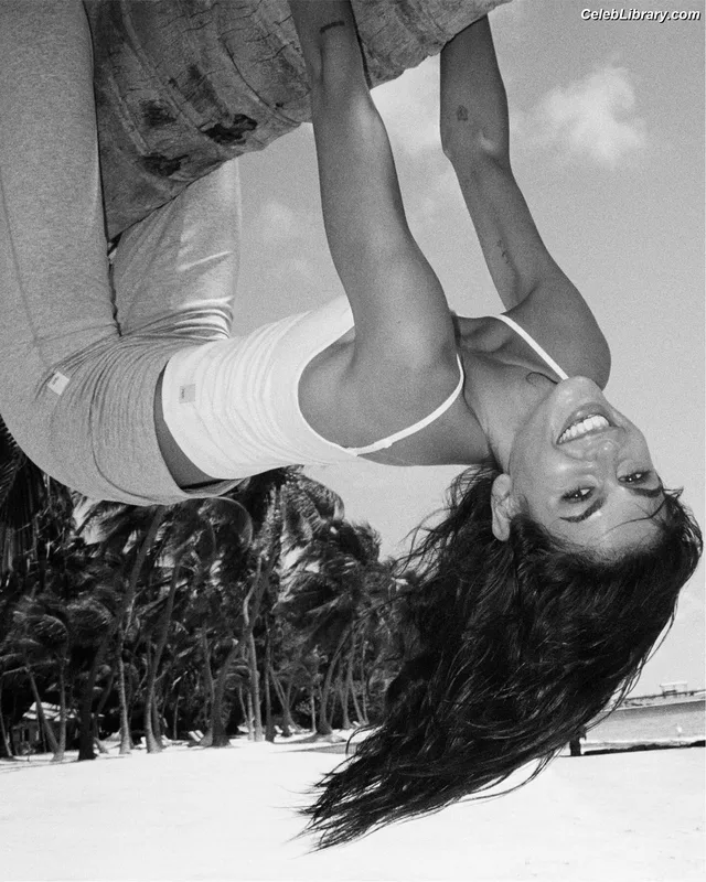 Kaia Gerber photo 7 of 464