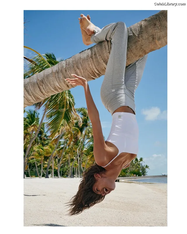 Kaia Gerber photo 8 of 464