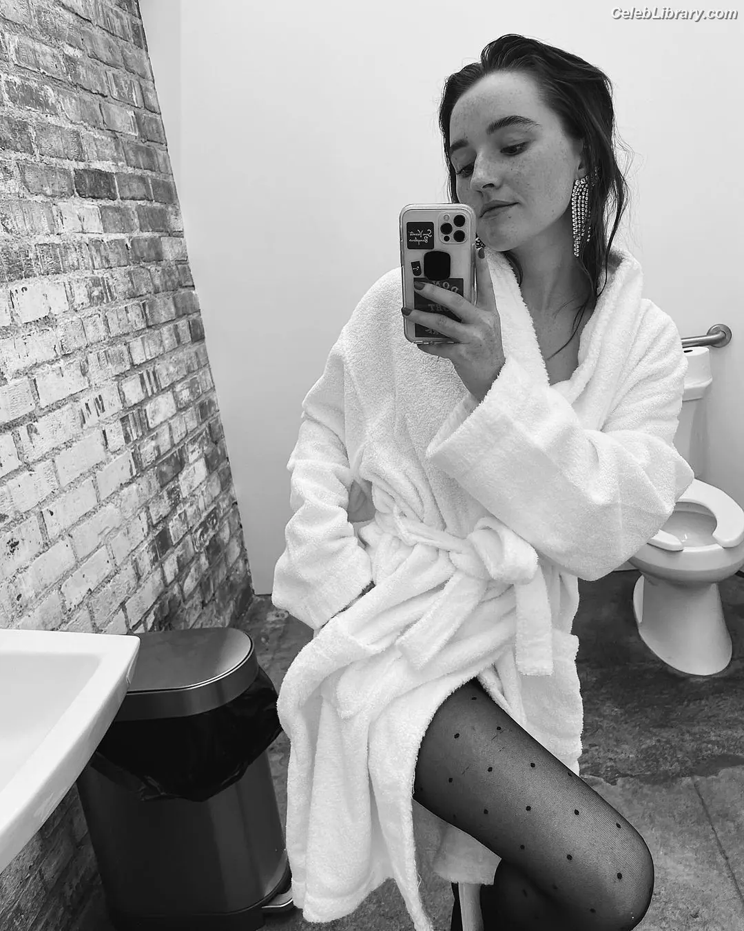 Kaitlyn Dever photo 5 of 879