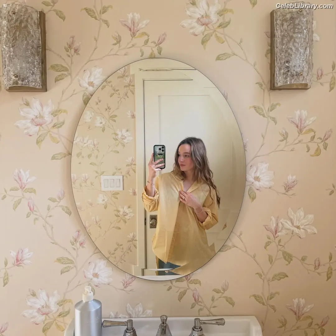 Kaitlyn Dever photo 11 of 879
