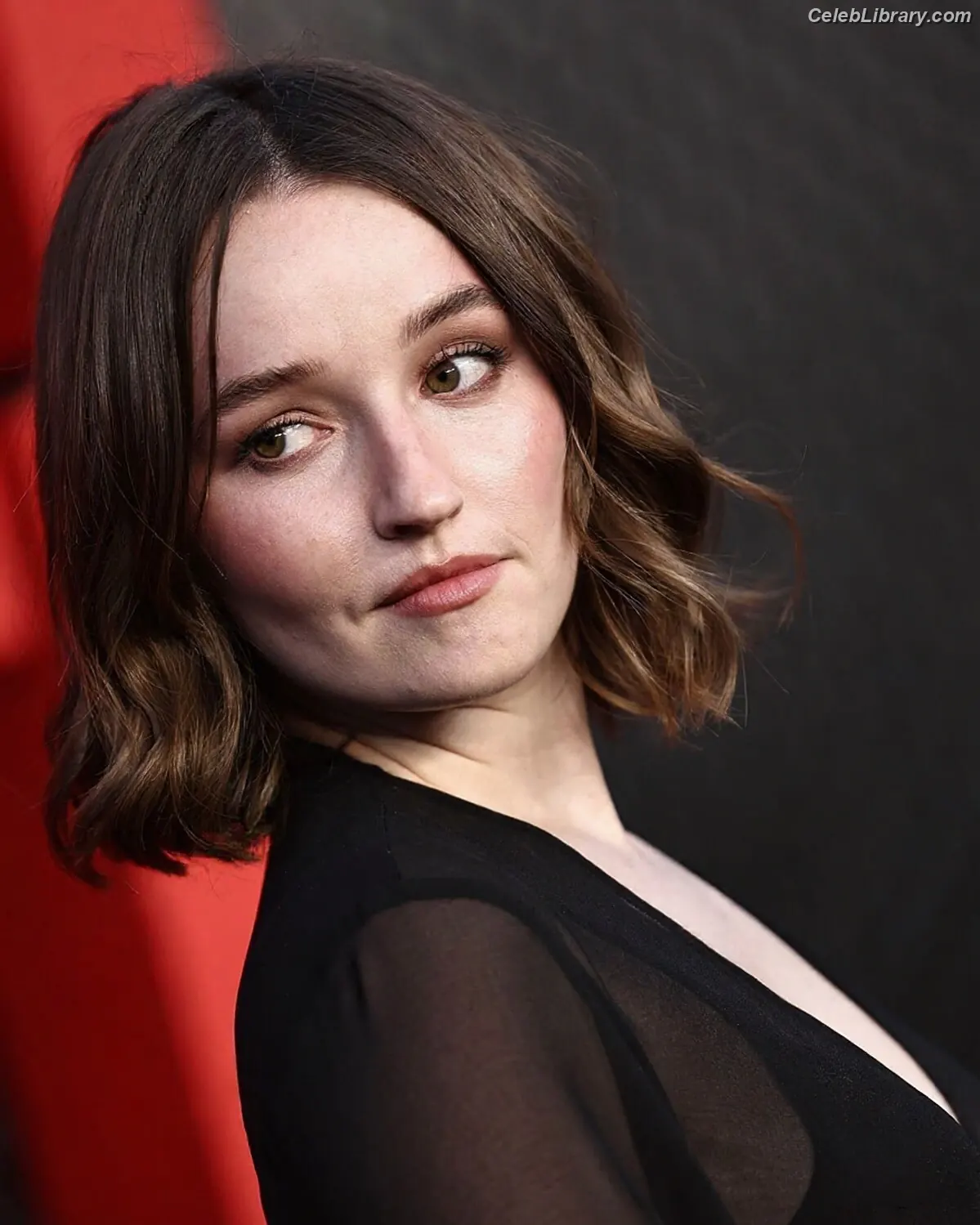 Kaitlyn Dever photo 24 of 879
