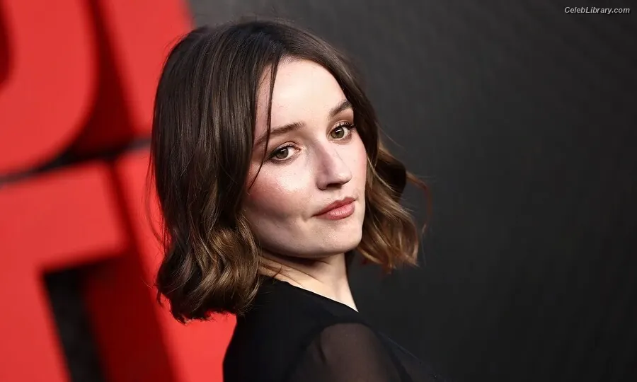 Kaitlyn Dever photo 1 of 879